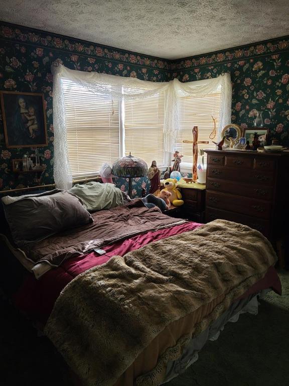 bedroom featuring a textured ceiling