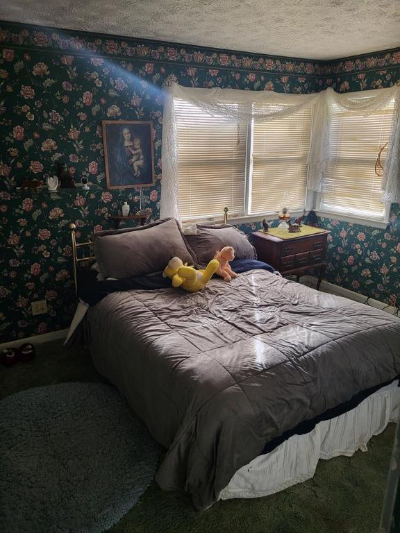 bedroom featuring a textured ceiling and carpet flooring