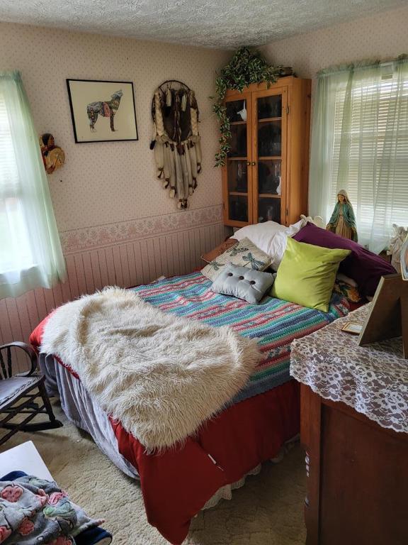 bedroom featuring a textured ceiling