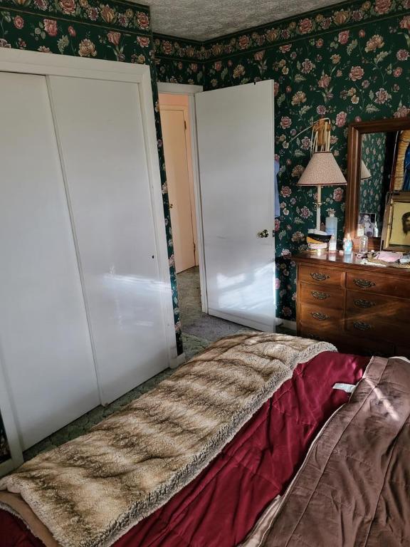 bedroom with a textured ceiling and a closet