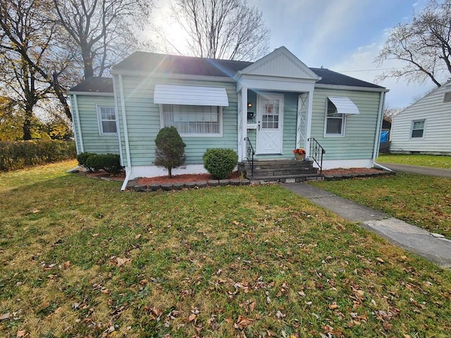 view of front facade with a front yard