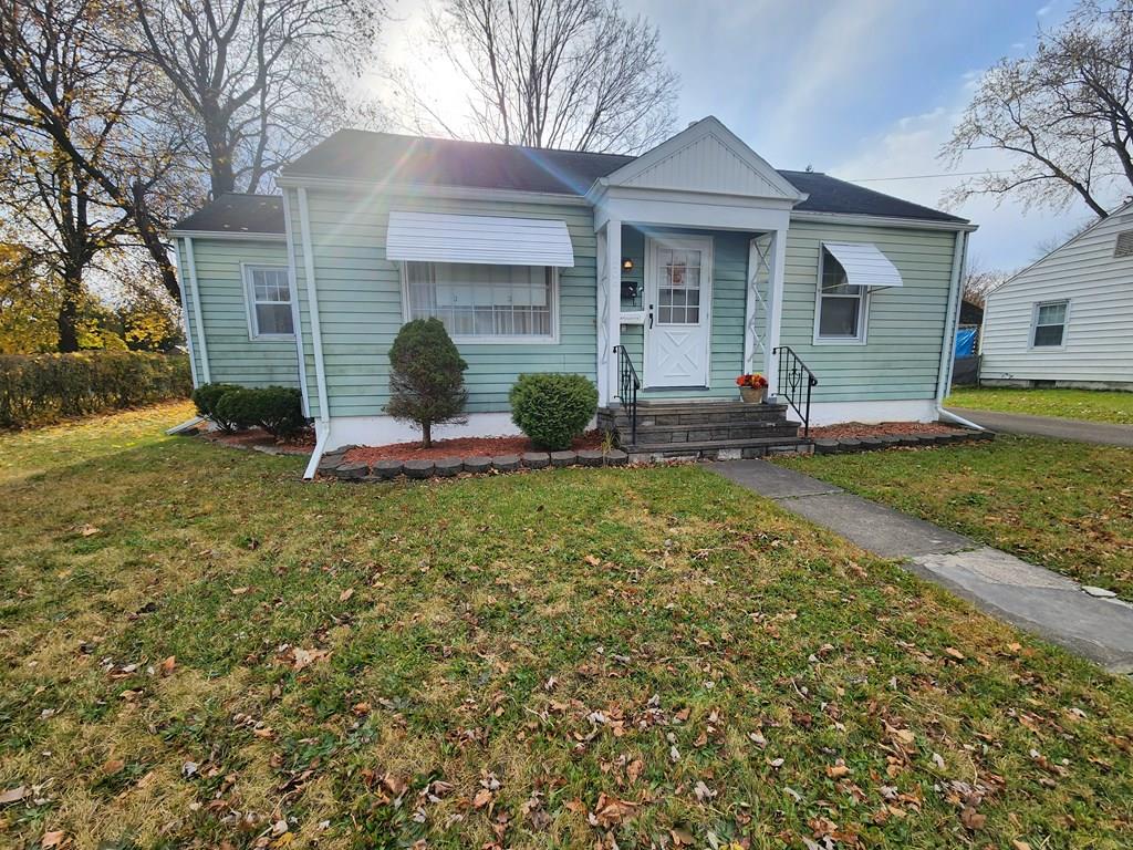 view of front of home featuring a front yard