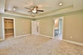 unfurnished room featuring ceiling fan and a tray ceiling