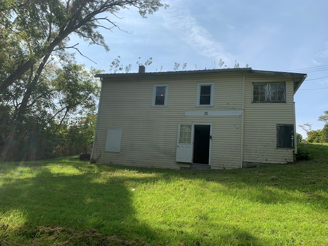 back of house featuring a yard