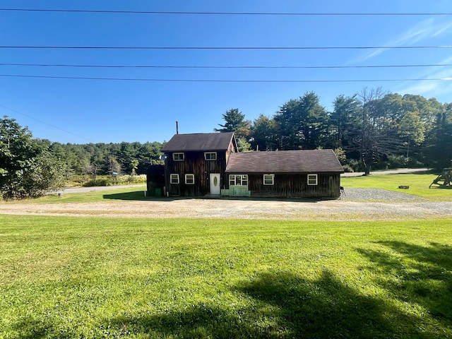 view of front of house featuring a front yard