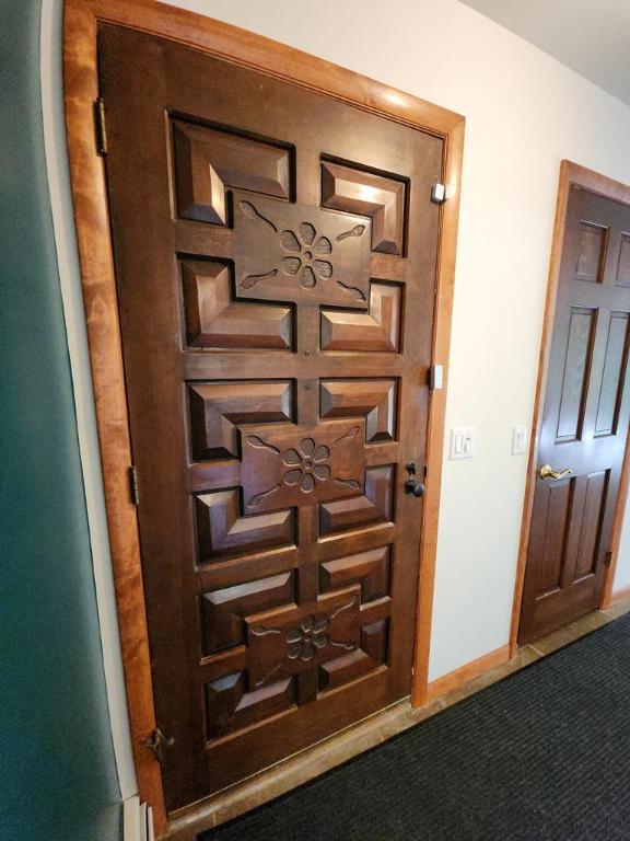 room details featuring carpet floors