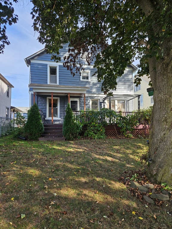 view of front of house featuring a front lawn