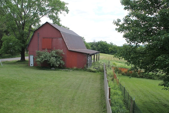 view of yard featuring an outdoor structure