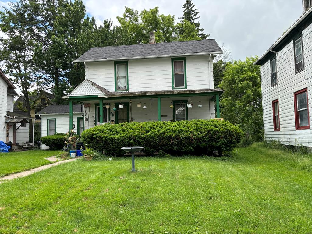 view of front of house featuring a front lawn and covered porch