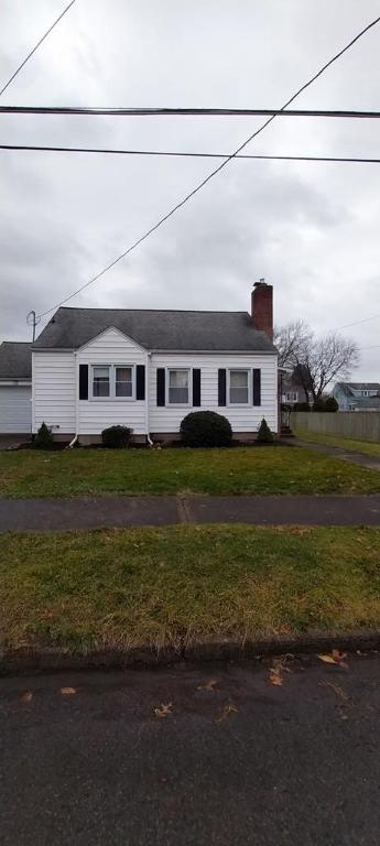 view of front of property with a front yard