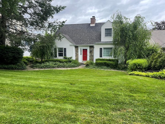 cape cod-style house with a front yard