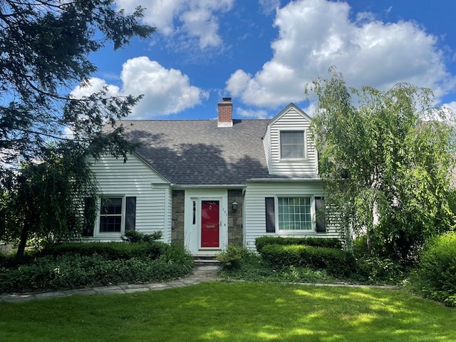 cape cod-style house featuring a front yard