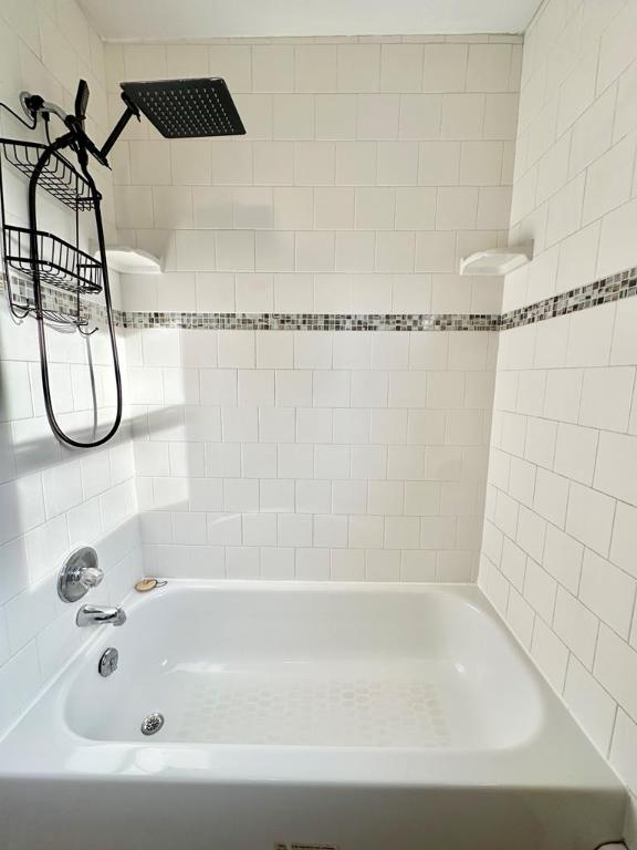 bathroom with tiled shower / bath