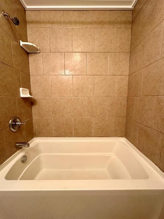 bathroom with tiled shower / bath combo