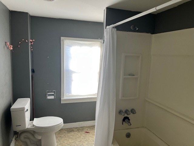 bathroom featuring toilet and shower / bath combo with shower curtain