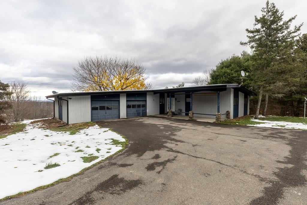 view of front of house featuring a garage