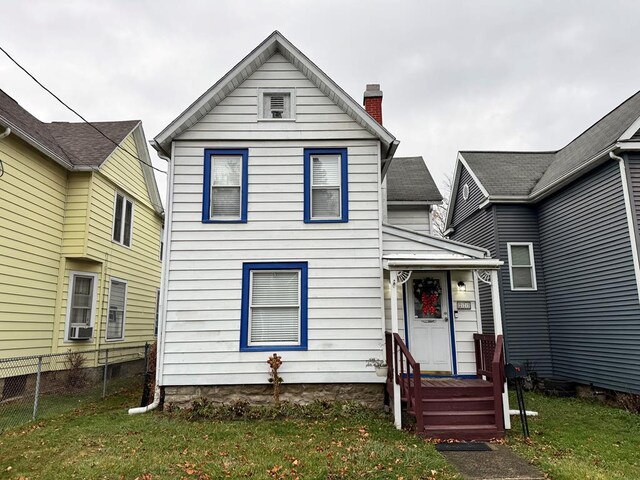 view of front facade with a front lawn