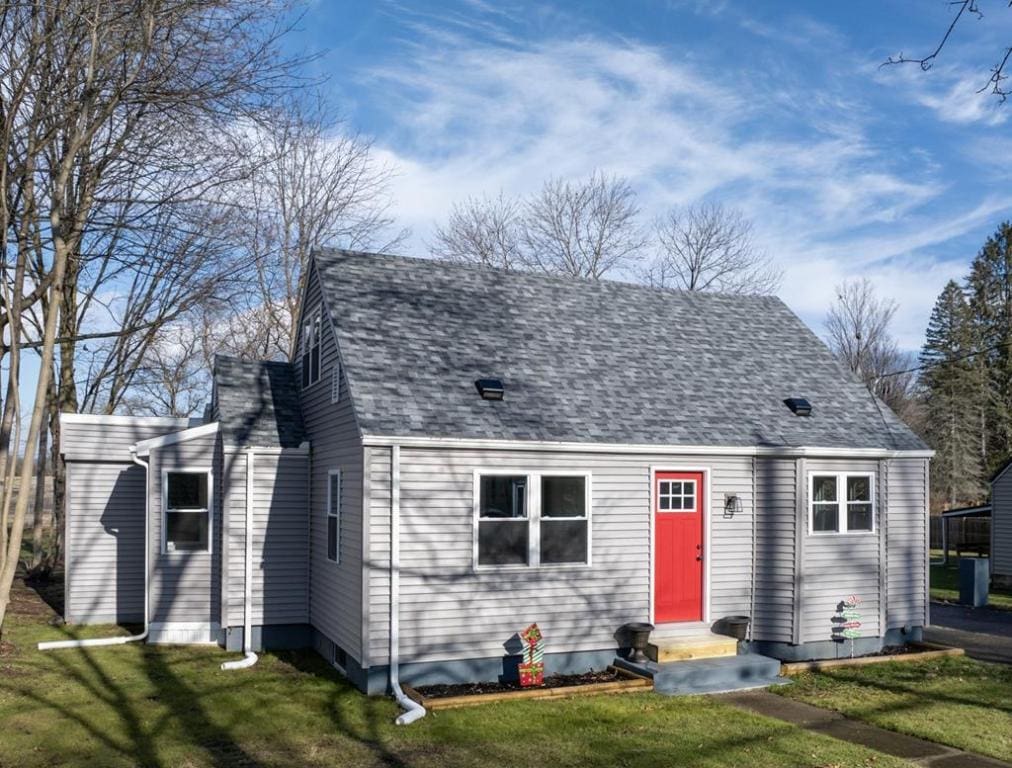 view of front facade with a front lawn