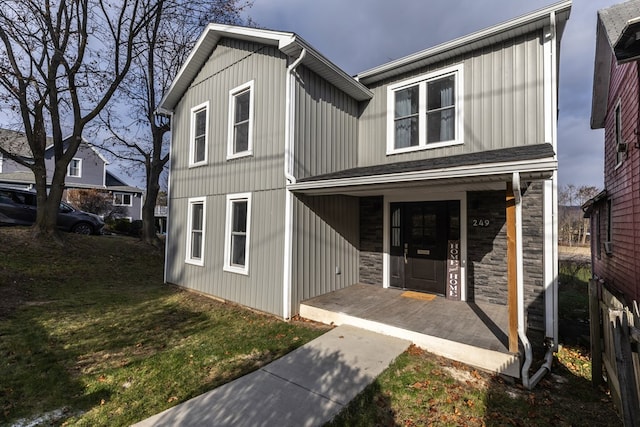 view of front facade featuring a front yard and a porch