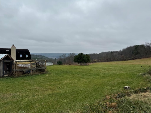 view of yard featuring a rural view