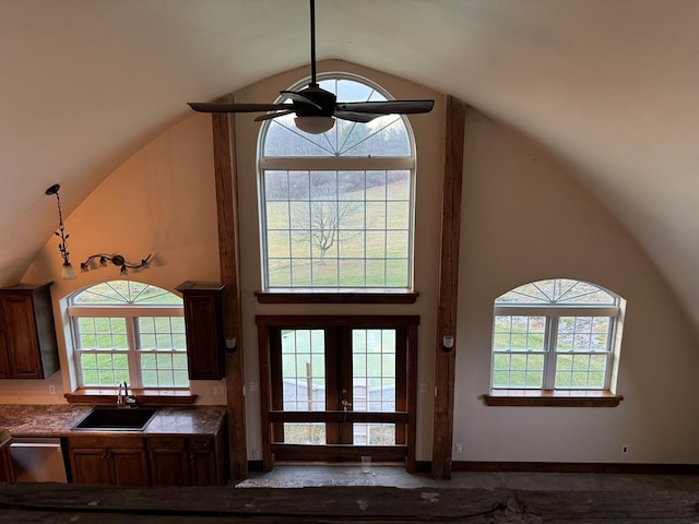 entrance foyer with sink, plenty of natural light, ceiling fan, and vaulted ceiling