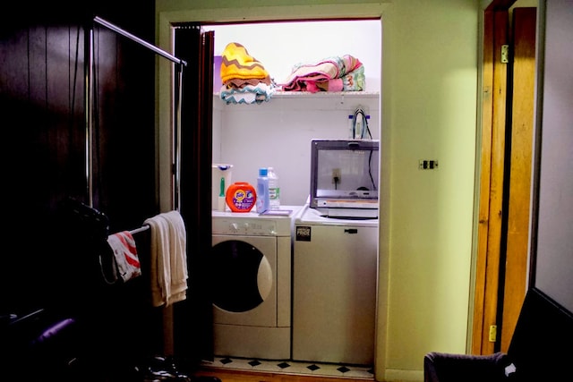 washroom featuring washing machine and clothes dryer