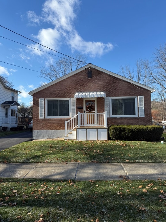 view of front of home featuring a front yard