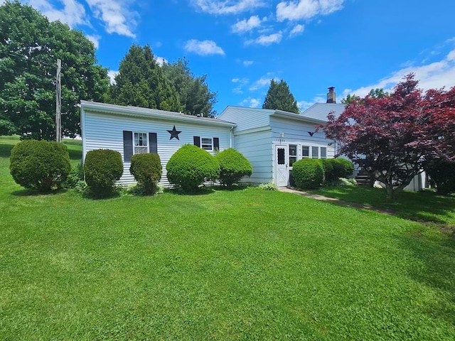 view of front of house featuring a front yard