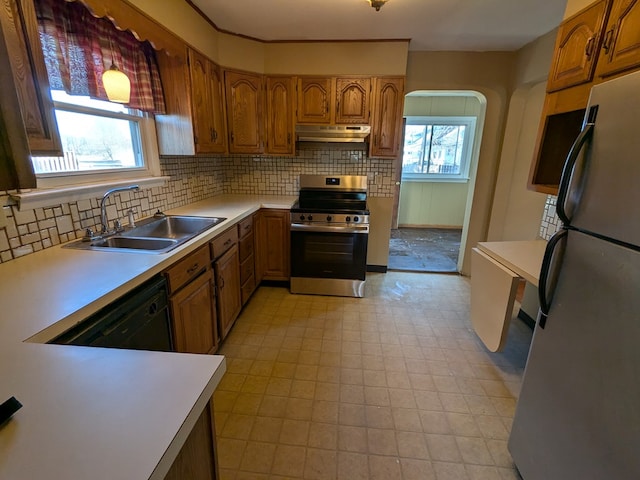 kitchen with stainless steel appliances, sink, and decorative backsplash