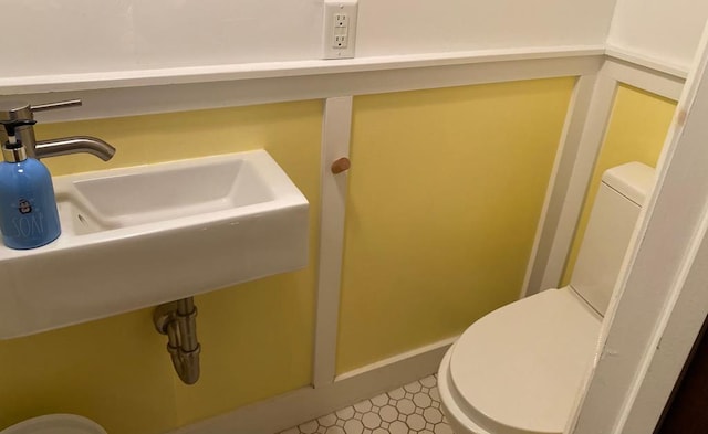 bathroom featuring toilet