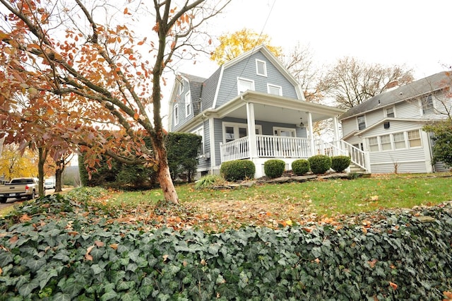 view of front facade featuring a front yard and covered porch