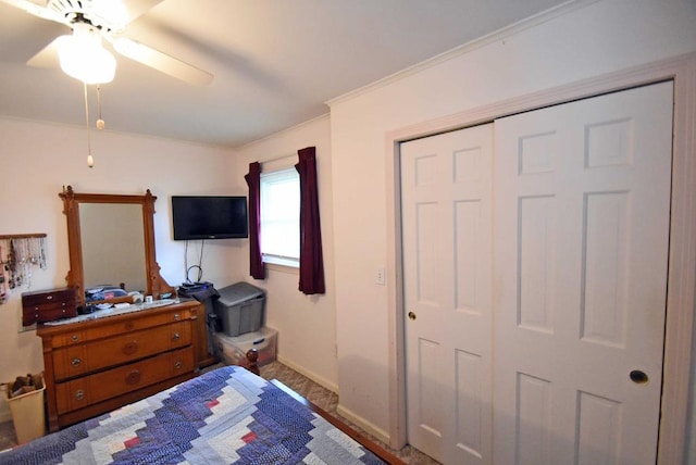 bedroom with crown molding, a closet, and ceiling fan