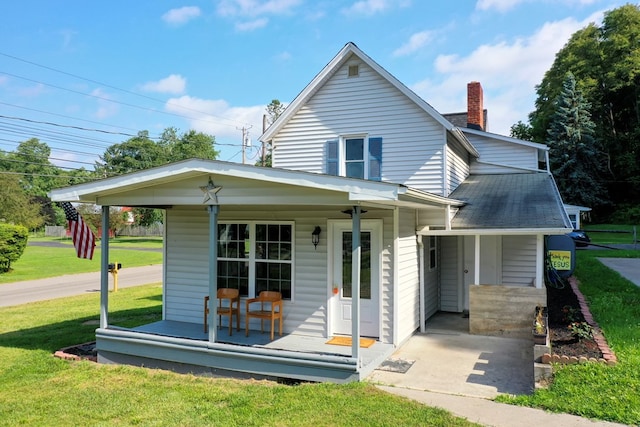 view of front facade featuring a front yard and covered porch