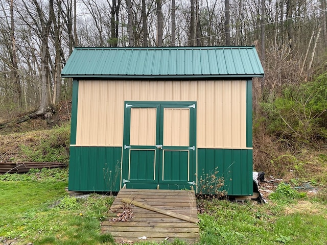 view of outdoor structure