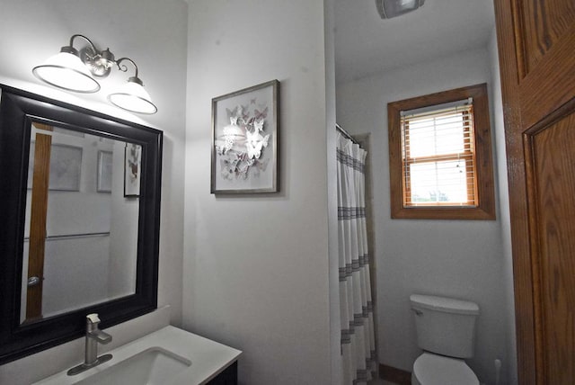 bathroom featuring a shower with curtain, vanity, and toilet