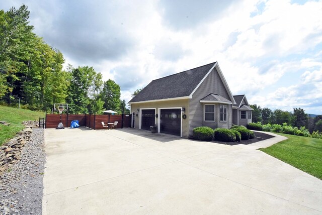 view of front of house featuring a garage and a front yard