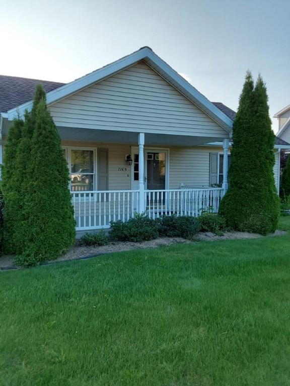 view of front facade featuring covered porch and a front yard