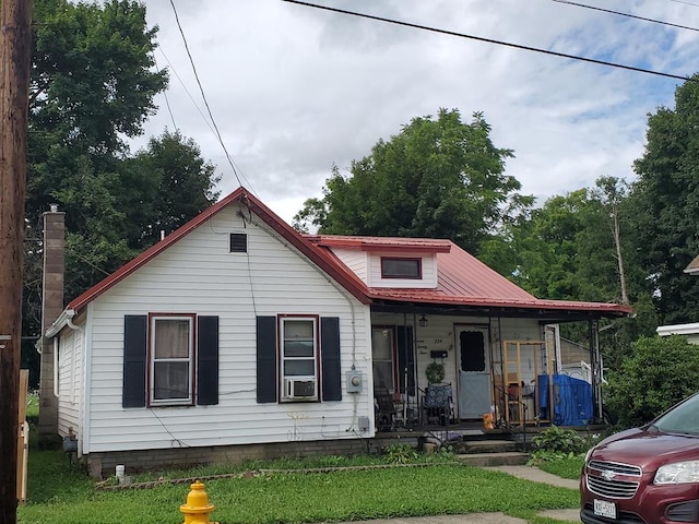 view of front of property featuring covered porch and a front lawn