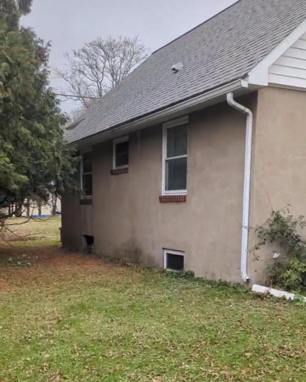 view of side of property featuring a lawn