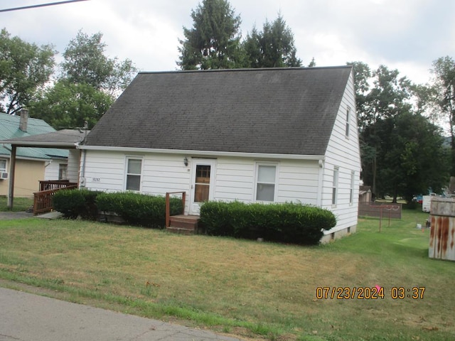 new england style home with a front lawn