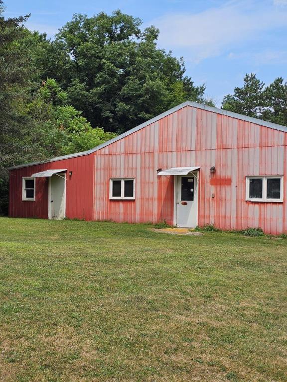 view of outdoor structure with a yard