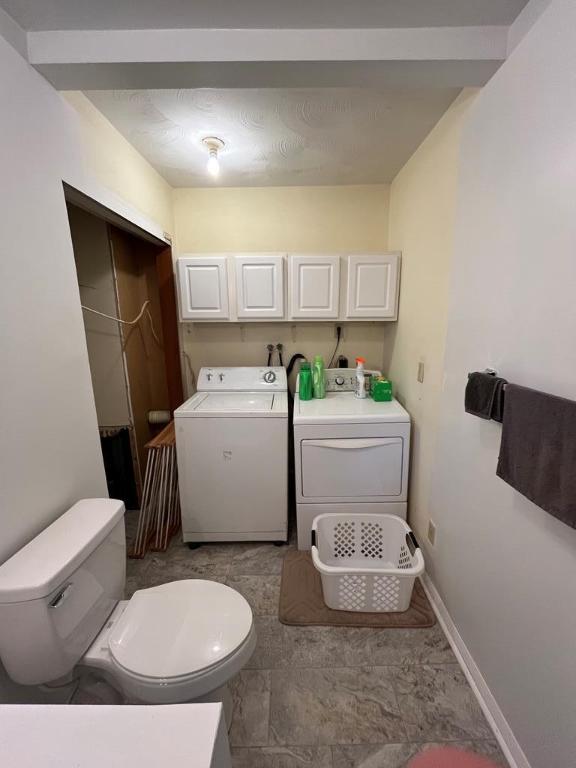 bathroom featuring washing machine and dryer