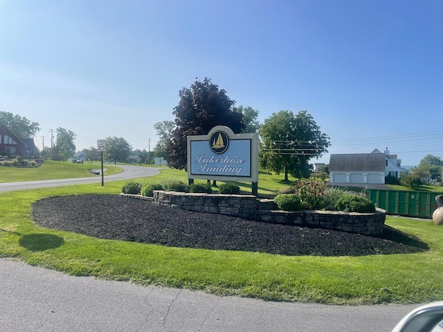 community / neighborhood sign featuring a lawn