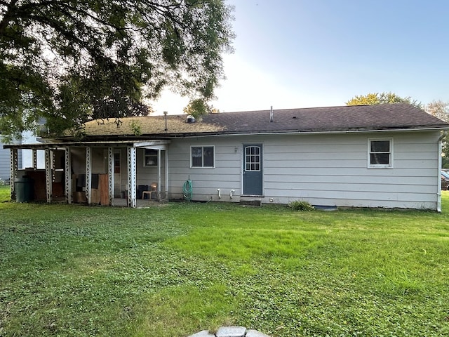 back of house featuring a lawn