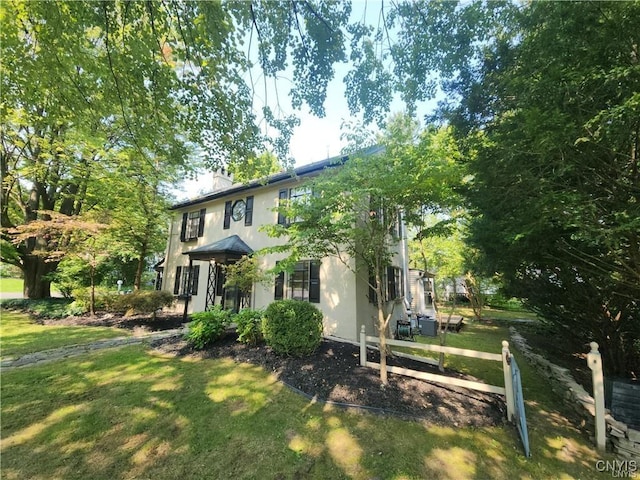 colonial-style house featuring a front lawn