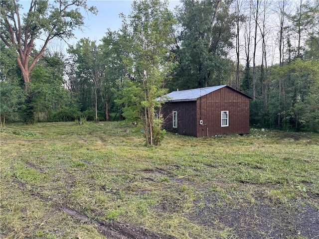 view of yard with an outdoor structure