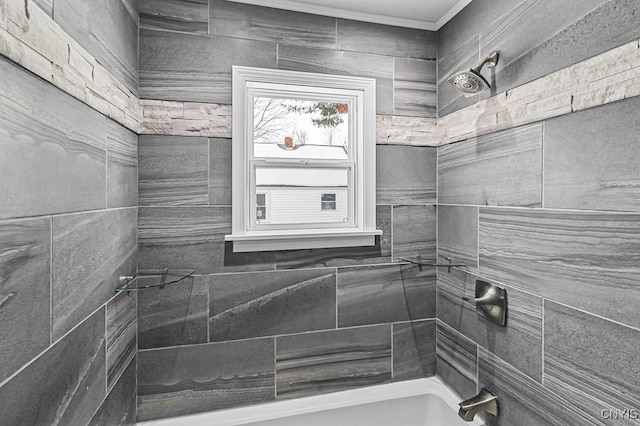 bathroom featuring tiled shower / bath combo