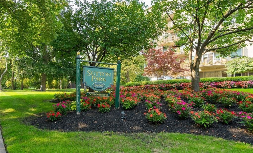 community sign featuring a yard