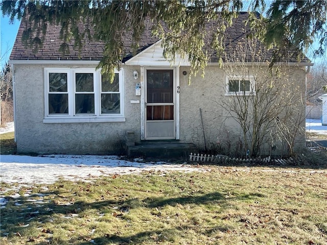 view of front of home featuring a front lawn