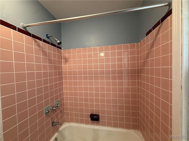 bathroom featuring tiled shower / bath combo